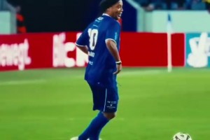 帶著燦爛的笑容踢球！小羅：我老了你們也碰不著球！