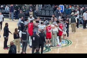 致敬蘭尼-威爾肯斯！雄鹿主場球衣賽后抱圈 杜蘭特也湊上去