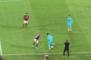 內(nèi)馬爾在巴甲都沒辦法再靠引以為傲的爆發(fā)力和節(jié)奏殺穿防線了??