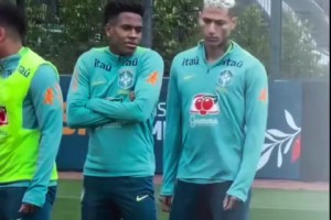 理查利森看著真像鐵憨憨，埃斯特旺都要冷死了還給人家掰開(kāi)胳膊！