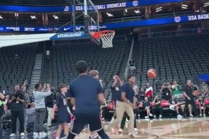 射手和射手有不同！庫里和布克這投籃手型，你更喜歡哪個