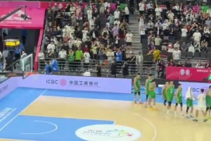 廣東拿下全運男籃金牌后，杜鋒相當開心，和場邊眾人握手交談