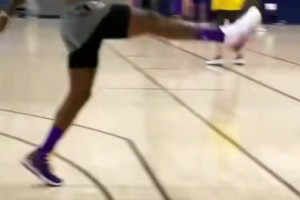 老詹在陪練無對抗的情況下脫手，氣的直接踢飛籃球