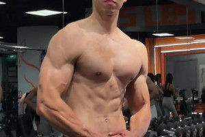 好家伙，曹巖這身肌肉練得有點(diǎn)炸裂啊??