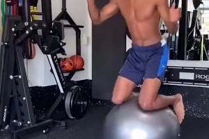 獨特的身體天賦！亞歷山大做的這個平衡訓練，沒幾個人能完成吧？