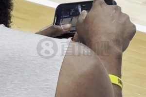 想贏球啊！哈登和助理教練一起看手機里的比賽視頻