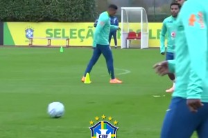 安切洛蒂正在密切監(jiān)督巴西隊(duì)的控球訓(xùn)練，一堆皇馬老熟人~