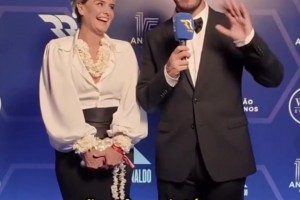 魅力十足的米蘭妮依然是當(dāng)年的足球戀人，這外星人兒子長(zhǎng)得太像了