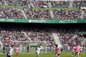 梅西在公開訓(xùn)練上內(nèi)切破門，引起全場驚呼??