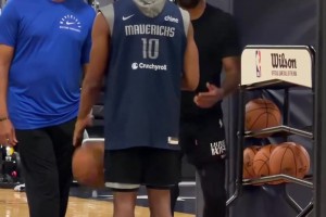 歐文即使受傷也在默默地為球隊(duì)復(fù)出，訓(xùn)練期間指導(dǎo)隊(duì)員?。?>
                                        <span></span>
                                        <p>歐文即使受傷也在默默地為球隊(duì)復(fù)出，訓(xùn)練期間指導(dǎo)隊(duì)員！！</p>
                                    </a>
                                </div>
                                                            </div>
                                                        <div   id=