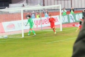 現(xiàn)場(chǎng)球迷實(shí)拍拜合拉木腳后跟破門：黑子們?cè)谀睦铮? >
                                        </div>
                                    </div>
                                                                        <div   id=