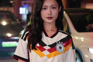 云姨穿上德國(guó)最新戰(zhàn)袍，成為街上的焦點(diǎn)??