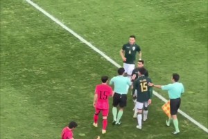 馬寧控場(chǎng)！李剛?cè)适軅沟乇粚?duì)手強(qiáng)行拉拽，馬寧果斷出牌制止