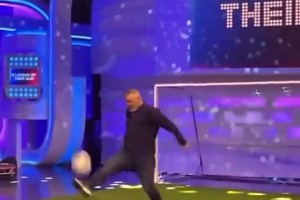 不容易??！魯尼挺著大肚子，在節(jié)目中復(fù)刻自己經(jīng)典倒鉤