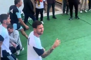 領(lǐng)袖氣質(zhì)??！梅西率領(lǐng)阿根廷國家隊出場