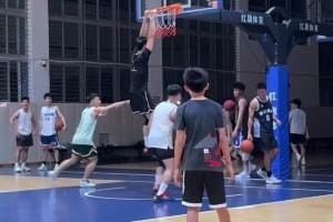 恢復(fù)得不錯?。〈抻牢鮽髮崙?zhàn)首次完成飛身隔扣~