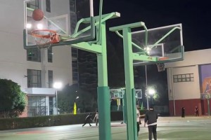 這妹子的背打，誰想上去教她兩招的？