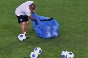 無緣世界杯！危地馬拉的裝備管理員一邊工作一邊淚流滿面??