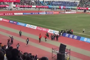 臥槽！9人涼山3-3遭樂山絕平，賽后涼山球員飛踹裁判??