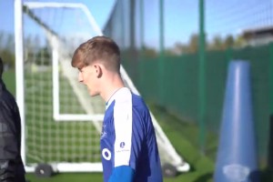 青澀！珍藏視頻：安東尼戈登埃弗頓時(shí)期某一天的訓(xùn)練！