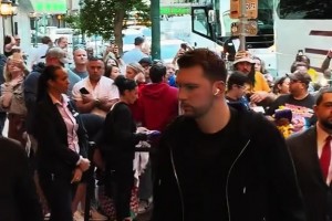 “巨星相十足～東契奇越來(lái)越有超巨相了”