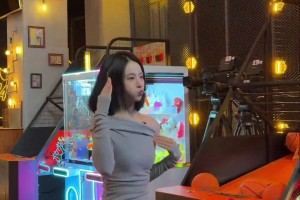 這跳的是個啥啊??籃球美女主播秋童玩投籃機，突然就扭起來了~