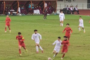 差一點(diǎn)！拜合拉木突破造黃牌，木塔力甫直接任意球造險(xiǎn)