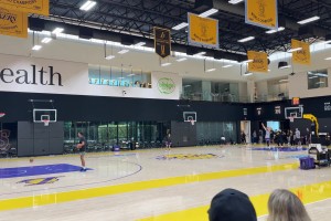 恐怖麒麟臂！東契奇這記貫穿全場(chǎng)的超遠(yuǎn)單臂三分，真是逆天了??