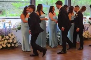 這個真可以！新郎和伴郎們跟著歐冠主題曲進(jìn)場??