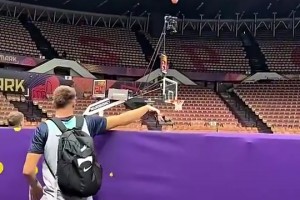 逆天球感??東契奇此前從觀眾席扔進(jìn)超遠(yuǎn)三分！隊(duì)友看傻認(rèn)輸了