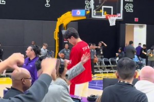 楊瀚森昨日跟小“黑粉”們相視一笑??