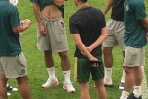 失去理智！汪士欽拉倒對手后又上手推，替補(bǔ)上場被直紅罰下