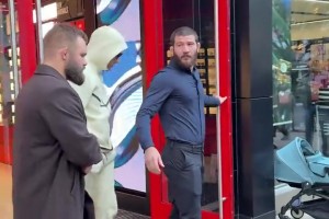 包裹嚴(yán)實(shí)仍被發(fā)現(xiàn)??！C羅在洛杉磯逛街引圍觀