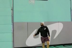 東契奇和業(yè)余球手單挑會(huì)是怎樣的畫面？那真跟打小孩一樣??