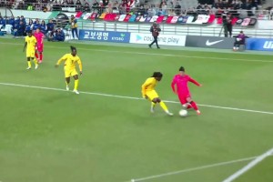 黃喜燦禁區(qū)閃展騰挪過(guò)人造點(diǎn)，可惜親自主罰點(diǎn)球被撲