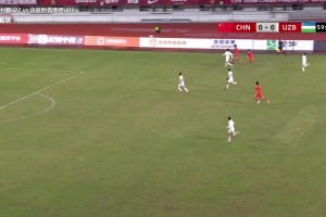 是點(diǎn)球嗎？楊希禁區(qū)倒地，裁判沒有吹罰點(diǎn)球