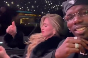 博格巴解禁了也沒(méi)見(jiàn)他有球踢，還天天帶著妹子四處玩耍~