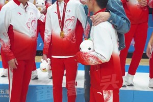 忙碌的杜導(dǎo)，看完U18男籃拿金牌，接下來(lái)你們猜??…...