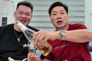 ??下班后的快樂(lè)變成上班了？朱芳雨夜宵局請(qǐng)來(lái)了李春江指導(dǎo)?。? >
                                        </div>
                                    </div>
                                                                        <div   id=