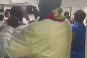 海地球員們在簡陋的更衣室激情慶祝，羨慕還要說多少次呢