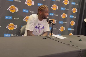 ??笑死！楊瀚森大帽理查茲，結果被后者踢到了蛋蛋，下來一直捂著