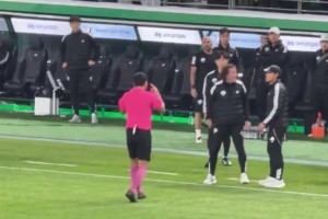 歧視亞洲人？全北阿根廷助教疑似對(duì)裁判“拉眼角”動(dòng)作？！