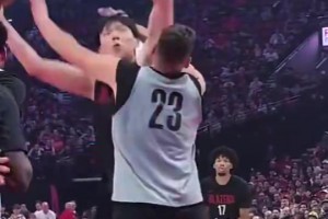 差距越來越大？此前楊瀚森在訓(xùn)練賽中用腳步生吃克林根，后者根本防不??！