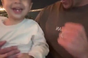 阿根廷奪得世界杯后格策抱著兒子激動慶祝??