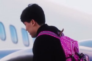 背包顏色很騷??！??楊瀚森背著一個粉色書包跟隊前往勇士主場