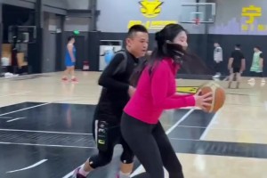 身材越來(lái)越棒了！野球場(chǎng)肘姐：天氣降溫了 可我依舊火熱??