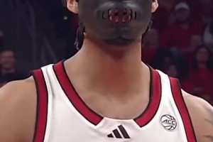 活久見！一名NCAA球員帶著特殊的皮質(zhì)面罩進(jìn)行比賽