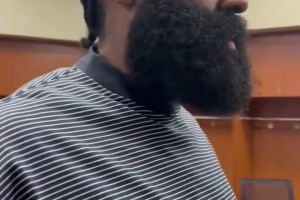 眼神都沒(méi)光了！哈登采訪無(wú)奈搖頭：現(xiàn)在缺兵少將 誰(shuí)能上就上吧