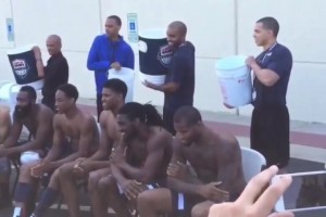 總有你沒看過的視角！名場面：庫里哈登等美國隊員接受冰桶挑戰(zhàn)！