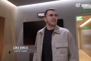 東契奇和八村壘參觀湖人主場升級后的更衣室，77和克萊伯的更衣室位置挨著！